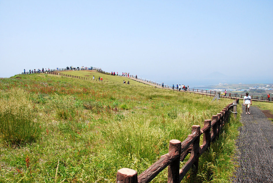 제주도 여행 - 섬속의 섬 우도의 우도봉을 오르며 바라본 성산일출봉과 제주바다.. 그리고, 사람풍경.. ^^