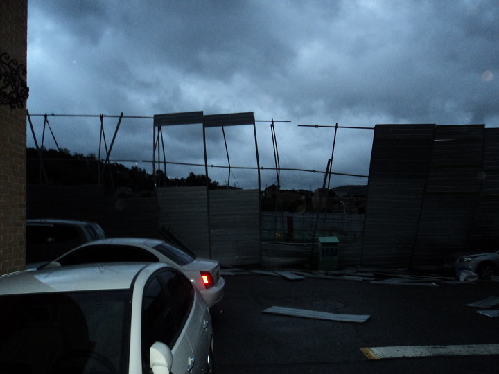 <소재황 칼럼 : 태풍 곤파스 피혜 서현동 공사현장 팬스 무너짐>