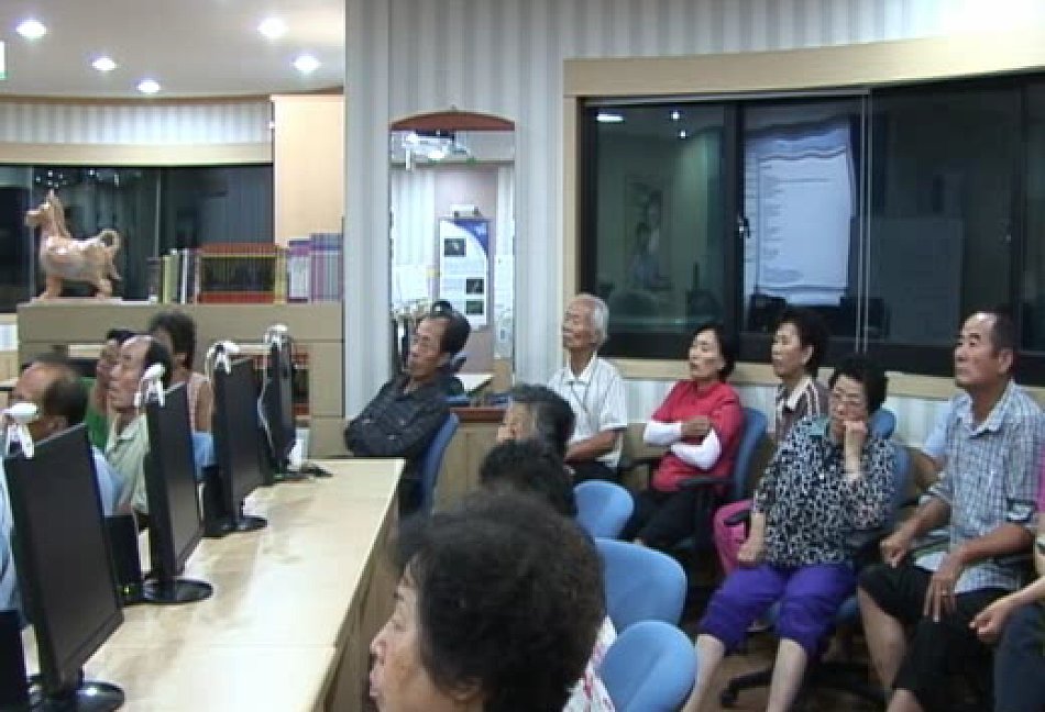 어르신들이 준비하는 농촌 마을 축제 "경운기타고 떠나는 예술여행"