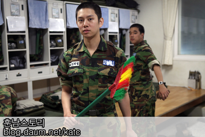 [26.9.2011]Heechul nói về trung tâm trại huấn luyẹn Hàn Quốc 166018484E7F29793639A5