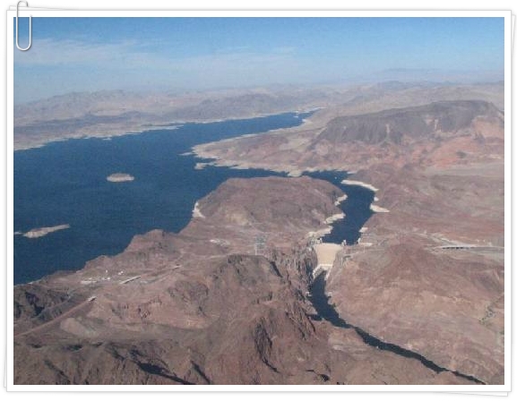 바이패스가 완공된 후버 댐(Hoover Dam)과 레이크 미드(Lake Mead)
