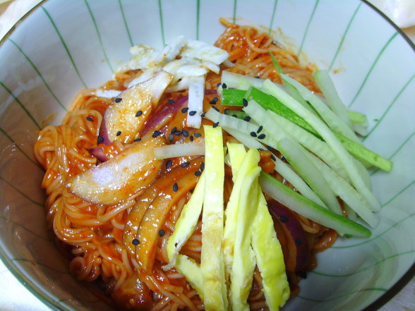 설날 이후의 매콤한 비빔국수
