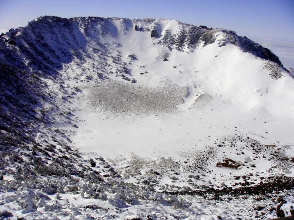 눈덥힌 한라산 백록담