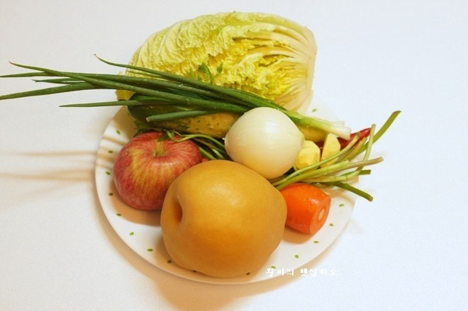 과일이 들어가 국물맛이 시원한 나박 김치