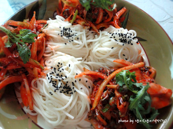 통조림이 아닌 집에서 삶아낸 고동으로~『매콤한 고동비빔국수』