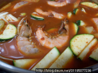 단맛이 날 정도로 싱싱한 새우홍합두부탕