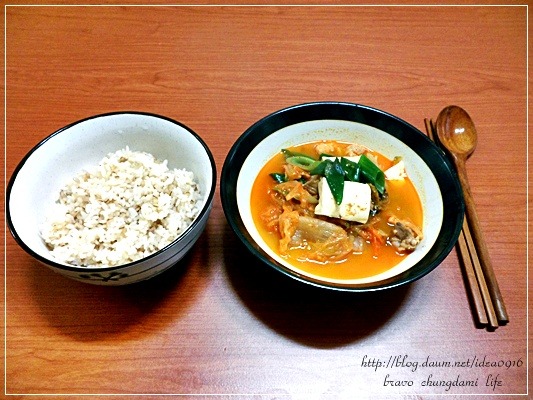 돼지고기듬뿍넣은김치찌개 이미지