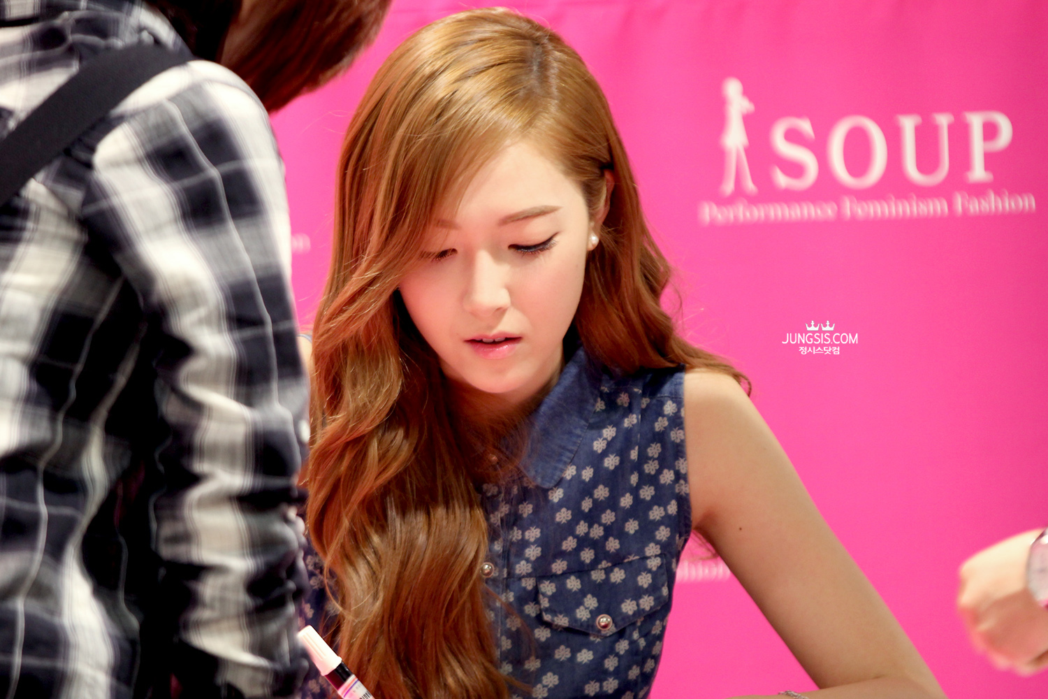 [PIC][04-04-2014]Jessica tham dự buổi fansign cho thương hiệu "SOUP" vào trưa nay - Page 3 2279594353A4484E2AF463