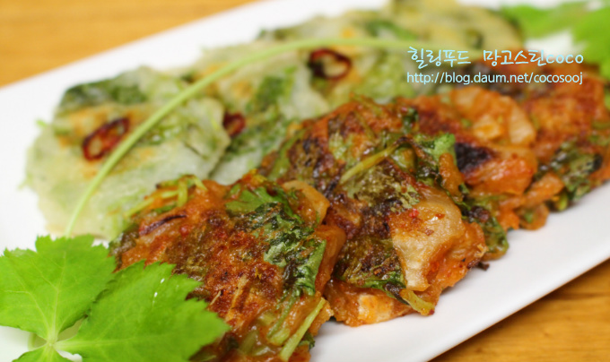 향긋하고 쫀득한... 참나물 감자 김치전~