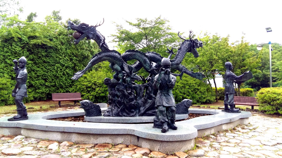 속초 해수욕장에서 성난 파도를 만났습니다.